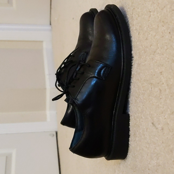 Boys Black Dress Shoes. Size 13.5. - Picture 2 of 3